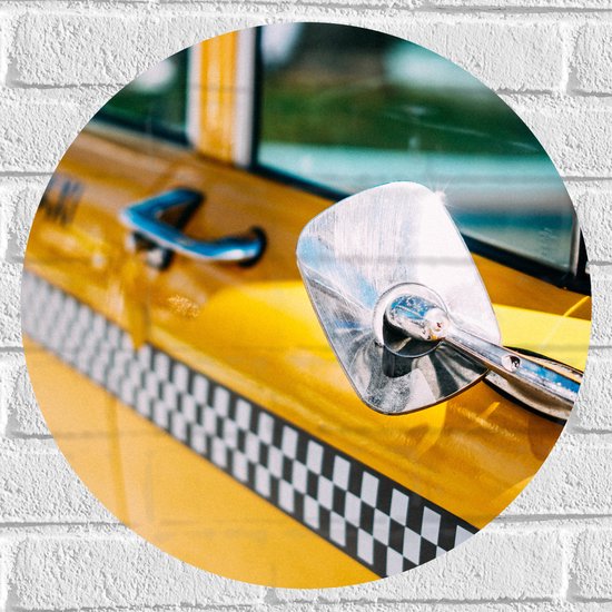 WallClassics - Muursticker Cirkel - Close-up van Spiegel aan Gele Schoolbus - 50x50 cm Foto op Muursticker