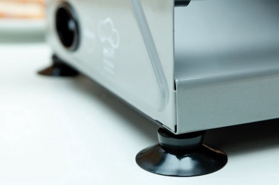 Detail van de zwarte antislipvoetjes van een zilverkleurige snijmachine.