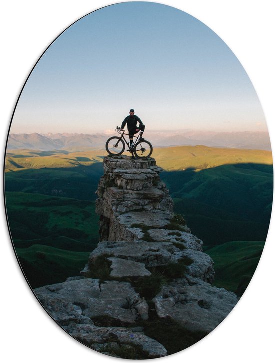 WallClassics - Dibond Oval - Cycliste sur une falaise de pierre dans un paysage - 51x68 cm Photo sur ovale (avec système de suspension)