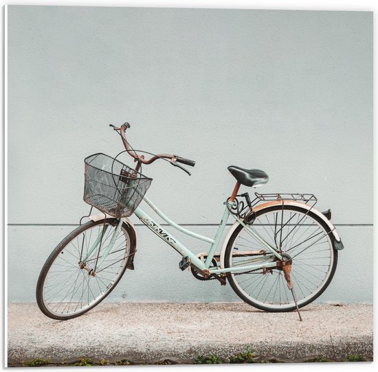WallClassics - PVC Schuimplaat- Fiets geparkeerd bij Grijze Muur - 50x50 cm Foto op PVC Schuimplaat