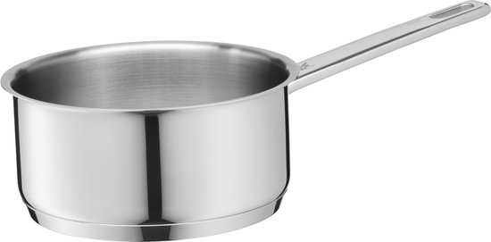 Een RVS steelpan met een lange steel, geplaatst op een witte achtergrond.
