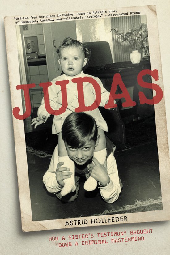 Boek 'Judas' met een zwart-witfoto van een jongen die zijn zusje op zijn nek draagt. De titel en auteursnaam zijn rood.