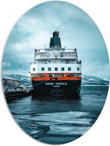 WallClassics - PVC Schuimplaat Ovaal - Aangemeerd Zwart met Wit en Oranje Schip - 51x68 cm Foto op Ovaal (Met Ophangsysteem)