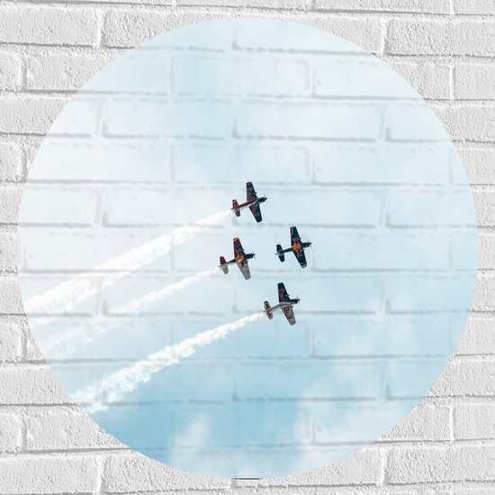 WallClassics - Muursticker Cirkel - Vier Zweefvliegtuigen met Witte Rook - 80x80 cm Foto op Muursticker