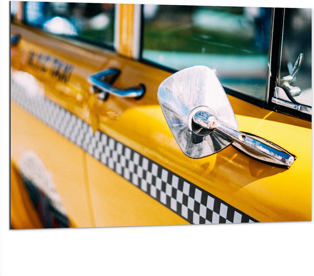 Dibond - Close-up van Spiegel aan Gele Schoolbus - 100x75 cm Foto op Aluminium (Met Ophang