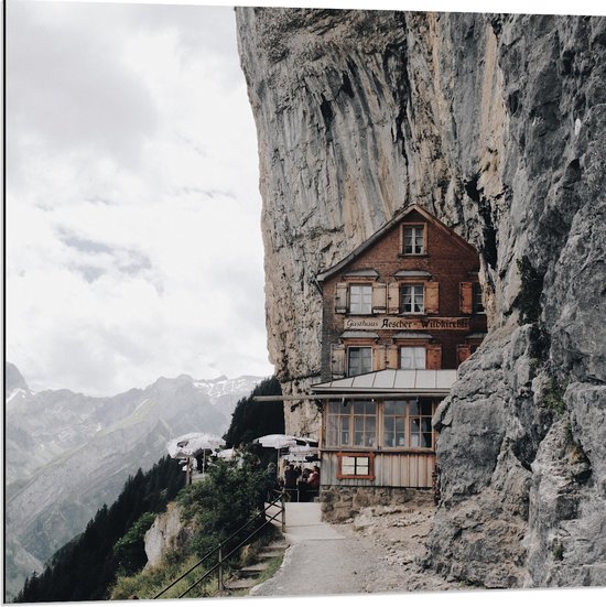 WallClassics - Dibond - Huisje op de Noordelijke top van Appenzeller Alpen - 80x80 cm Foto op Aluminium (Wanddecoratie van metaal)