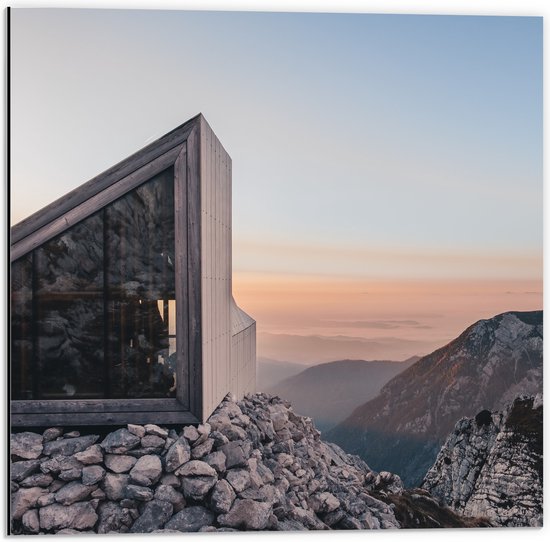 WallClassics - Dibond - Gebouw op top van een Berg - 50x50 cm Foto op Aluminium (Met Ophangsysteem)