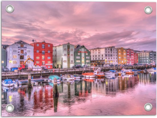 WallClassics - Tuinposter – Gekleurde Huizen aan de Haven met Bootjes - 40x30 cm Foto op Tuinposter (wanddecoratie voor buiten en binnen)