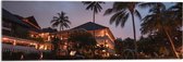 WallClassics - Acrylglas - Hotel met Zwembad in Indonesië - 90x30 cm Foto op Acrylglas (Met Ophangsysteem)