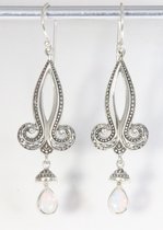 Lange traditionele bewerkte zilveren oorbellen met welo opaal