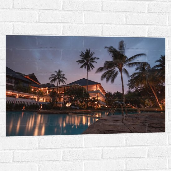 WallClassics - Muursticker - Hotel met Zwembad in Indonesië - 90x60 cm Foto op Muursticker