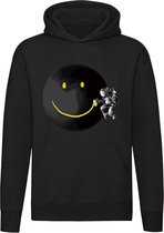 Astronaut met graffiti | smiley | smile | glimlach | vrolijk | blij | space | ruimte | ruimtevaart | Unisex | Trui | Hoodie | Sweater | Capuchon