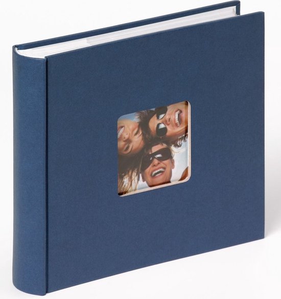 Blauw fotoalbum met een venster, waarin drie lachende vrouwen met zonnebrillen.