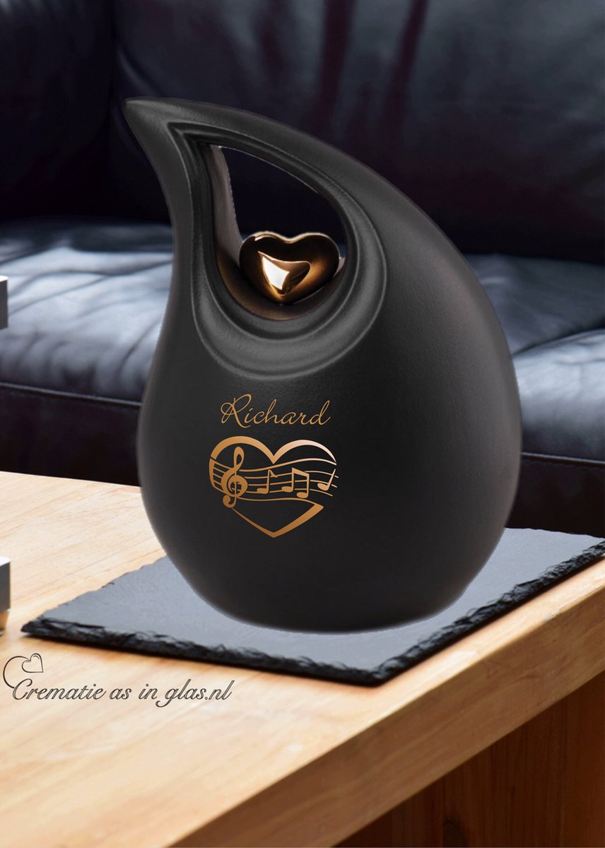 urn-keramiek-crematie-as schuine traan urn-groot model met uw gewenste naam en muzieksleutel-toonladder-middels goud metallic sign-folie- mat zwart met metalen gouden metallic hartje, inhoud 3,80 liter, meerdere maten beschikbaar