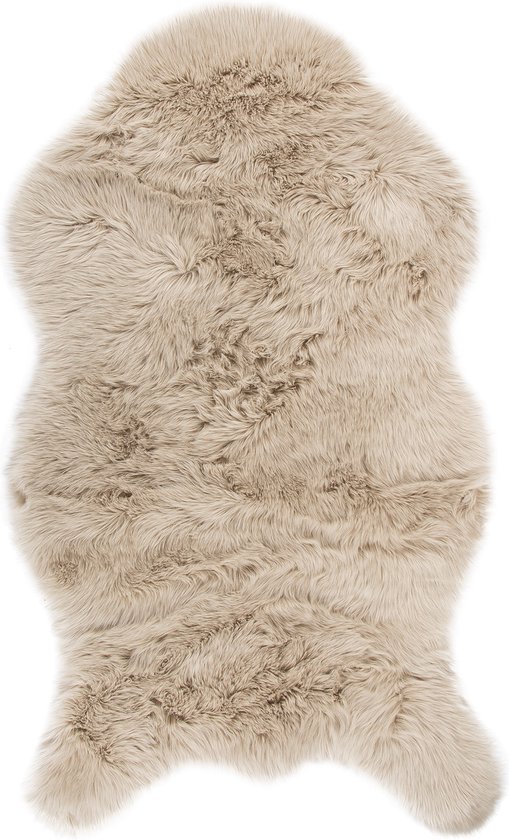 Un tapis en peau de mouton naturel, à longs poils.