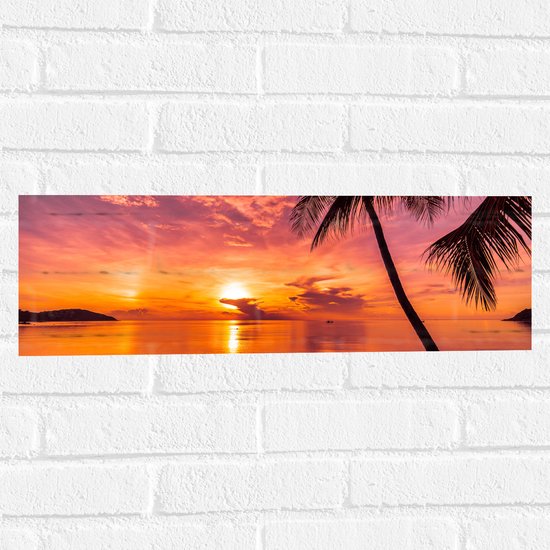 Muursticker - Silhouet van Palmboom aan Kalm Water met Zonsondergang - 60x20 cm Foto op Muursticker