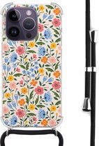 Hoesje met koord geschikt voor iPhone 14 Pro - Romantische bloemen - Inclusief zwart koord - Crossbody beschermhoes - Transparant, Multi - Mooie Telefoonhoesjes