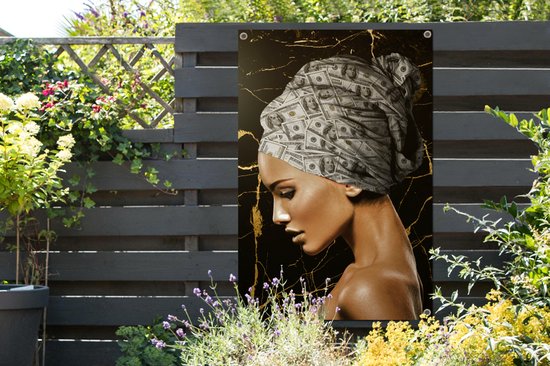 Tuinposter 80x120 cm - Tuindecoratie Vrouw - Hoofddoek - Bankbiljetten - Poster voor in de tuin - Buiten decoratie - Schutting tuinschilderij - Tuindoek muurdecoratie - Wanddecoratie balkondoek