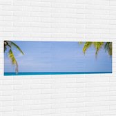 Muursticker - Palmbladeren op Tropisch Strand - 150x50 cm Foto op Muursticker