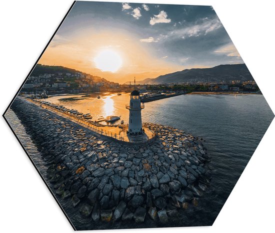 Dibond Hexagon - Zonsondergang bij Vuurtoren aan Zee van Antalya, Turkije - 50x43.5 cm Foto op Hexagon (Met Ophangsysteem)