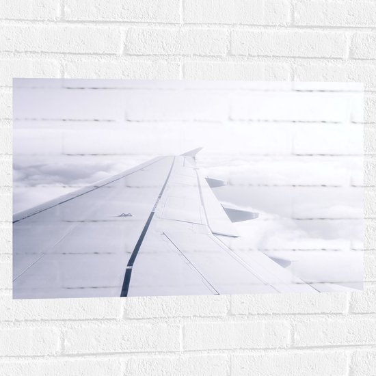 WallClassics - Muursticker - Witte Vliegtuigvleugel in Witte Wolken - 75x50 cm Foto op Muursticker