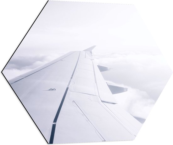 WallClassics - Dibond Hexagon - Witte Vliegtuigvleugel in Witte Wolken - 70x60.9 cm Foto op Hexagon (Met Ophangsysteem)