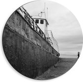 WallClassics - Dibond Muurcirkel - Zijkant van Groot Schip in Zwart Wit - 40x40 cm Foto op Aluminium Muurcirkel (met ophangsysteem)