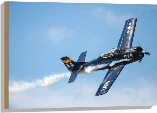 WallClassics - Hout - Vliegende Blauwe Jachtvliegtuig - 75x50 cm - 9 mm dik - Foto op Hout (Met Ophangsysteem)