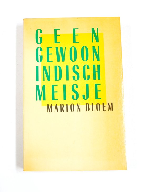 Boekomslag met de titel "GEEN GEWOON INDISCH MEISJE" in groene letters op een geel vlak.