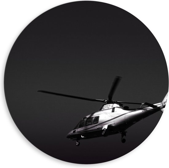 WallClassics - Dibond Muurcirkel - Vliegende Helikopter in Zwart Wit - 80x80 cm Foto op Aluminium Muurcirkel (met ophangsysteem)