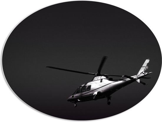 WallClassics - PVC Schuimplaat Ovaal - Vliegende Helikopter in Zwart Wit - 96x72 cm Foto op Ovaal (Met Ophangsysteem)