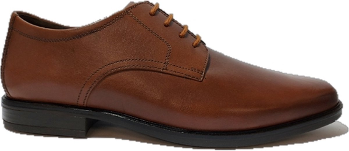 De Clarks Nette Schoenen Howard Walk 26162017 Wijdte H Cognac is een comfortabele veterschoen. Van leer in een mooie warme cognac kleur met een duurzame, soepele, rubberen antislip zool. De schoen is schapenleer gevoerd en heeft een fijn en comfortabel voetbed. De schoen heeft een H leest, dus geschikt voor een wat bredere voet. Loopcomfort gegarandeerd! - 0