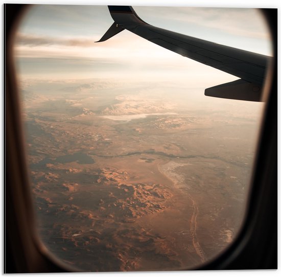 WallClassics - Dibond - Uitzicht op landschap vanuit Vliegtuig - 50x50 cm Foto op Aluminium (Met Ophangsysteem)