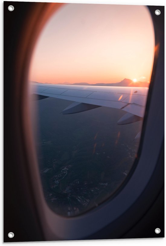 WallClassics - Tuinposter – Uitzicht vanuit een Vliegtuig Raam op Land bij Zonsondergang - 60x80 cm Foto op Tuinposter (wanddecoratie voor buiten en binnen)