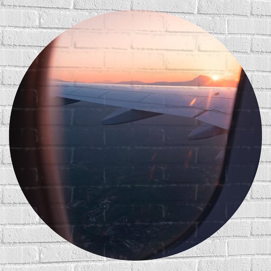 WallClassics - Muursticker Cirkel - Uitzicht vanuit een Vliegtuig Raam op Land bij Zonsondergang - 100x100 cm Foto op Muursticker
