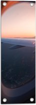 WallClassics - Tuinposter – Uitzicht vanuit een Vliegtuig Raam op Land bij Zonsondergang - 20x60 cm Foto op Tuinposter (wanddecoratie voor buiten en binnen)
