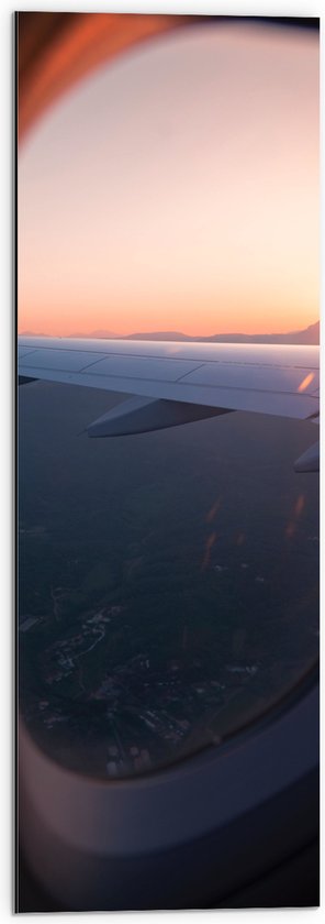 WallClassics - Dibond - Uitzicht vanuit een Vliegtuig Raam op Land bij Zonsondergang - 30x90 cm Foto op Aluminium (Wanddecoratie van metaal)