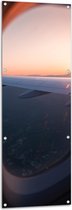 WallClassics - Tuinposter – Uitzicht vanuit een Vliegtuig Raam op Land bij Zonsondergang - 50x150 cm Foto op Tuinposter (wanddecoratie voor buiten en binnen)