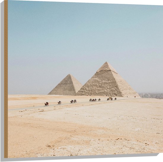 WallClassics - Hout - Piramides in de Woestijn met Kamelen - 80x80 cm - 9 mm dik - Foto op Hout (Met Ophangsysteem)
