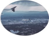 WallClassics - PVC Schuimplaat Ovaal - Twee Vliegtuigen vlak boven het Land - 108x81 cm Foto op Ovaal (Met Ophangsysteem)