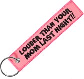 Auto Sleutelhanger - Louder Than Your Mum Last Night - universeel/alle automerken - Keychain - Grappige Sleutel Hanger Cadeau - Auto Accessoires