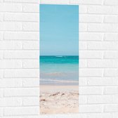 WallClassics - Muursticker - Felblauwe Zee aan het Witte Strand - 30x90 cm Foto op Muursticker