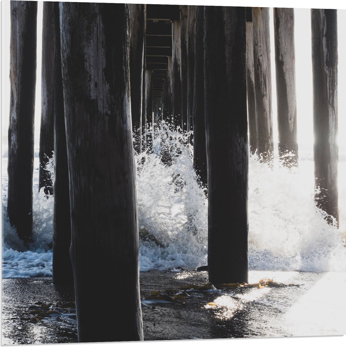 Acrylglas - Water klots4end tegen Houten Palen in de Zee - 80x80 cm Foto op Acrylglas (Wan