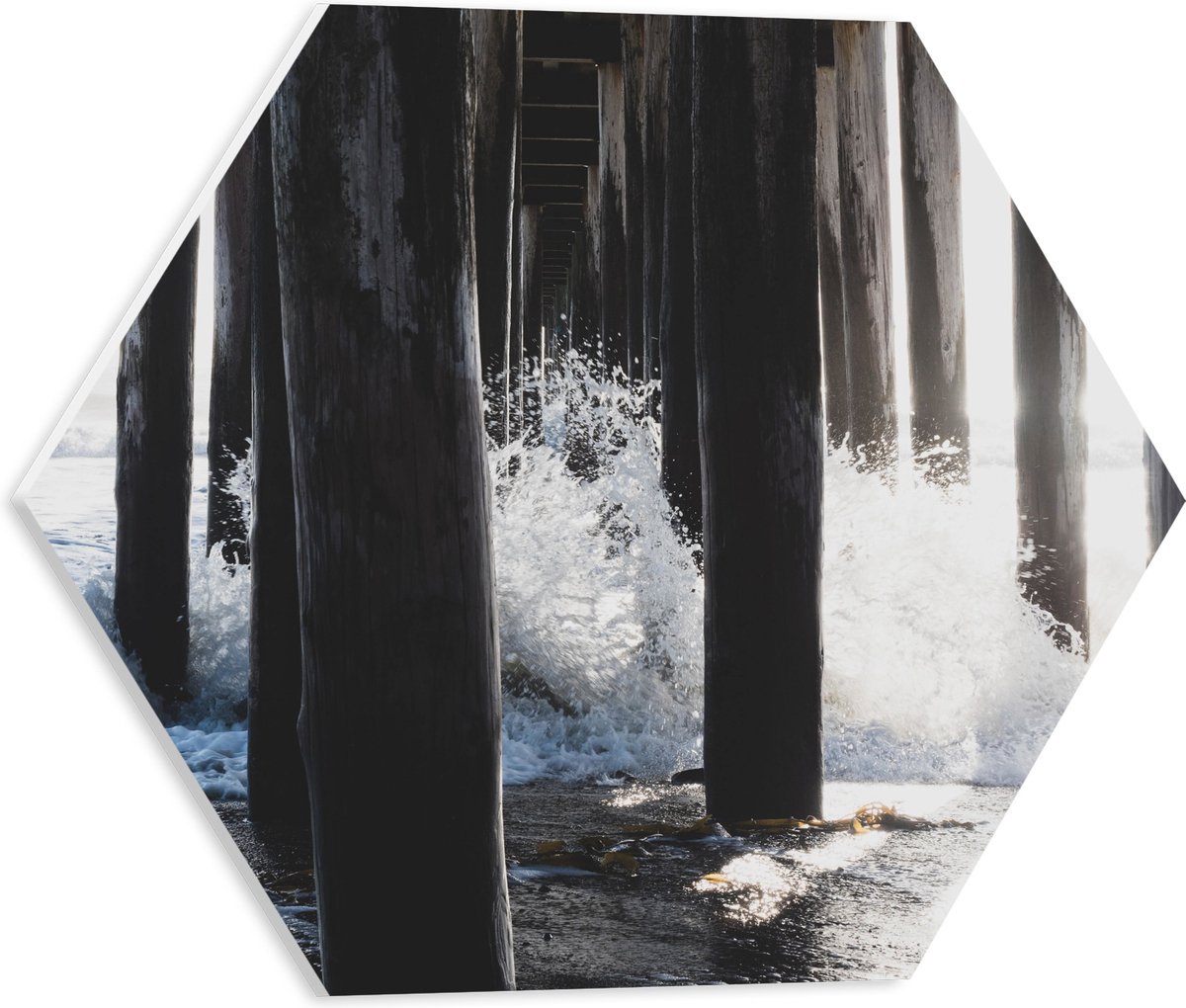 PVC Schuimplaat Hexagon - Water klots4end tegen Houten Palen in de Zee - 40x34.8 cm Foto o