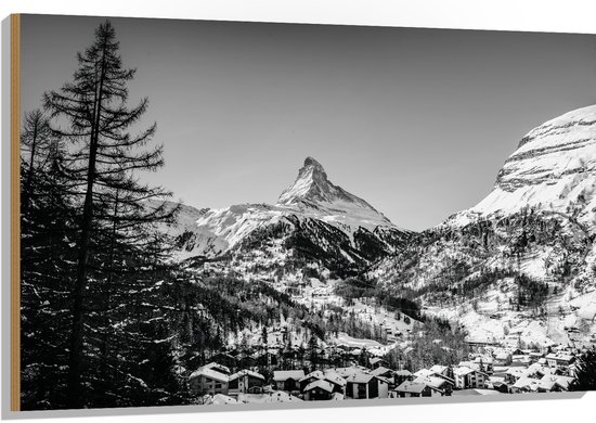 WallClassics - Hout - Grote Boom voor Sneeuwbergen (zwart/ wit) - 120x80 cm - 9 mm dik - Foto op Hout (Met Ophangsysteem)