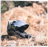 WallClassics - PVC Schuimplaat - Foto van Motorhelm door Droge Grassen - 50x50 cm Foto op PVC Schuimplaat (Met Ophangsysteem)