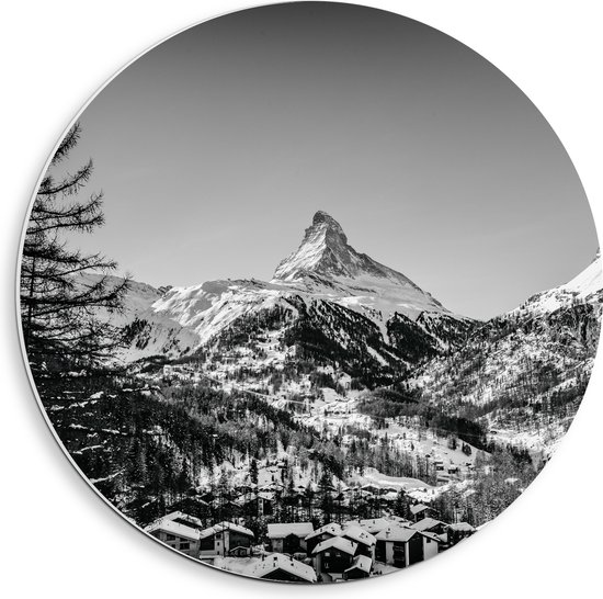 WallClassics - PVC Schuimplaat Muurcirkel - Grote Boom voor Sneeuwbergen (zwart/ wit) - 40x40 cm Foto op Muurcirkel (met ophangsysteem)