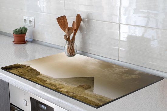 KitchenYeah® Inductie beschermer 81.6x52.7 cm - De Sfinx van Gizeh en piramide in een zandstorm - Kookplaataccessoires - Afdekplaat voor kookplaat - Inductiebeschermer - Inductiemat - Inductieplaat mat
