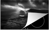 KitchenYeah® Inductie beschermer 90x52 cm - Zonnestralen breken door het wolkendek in Schotland (zwart-wit) - Kookplaataccessoires - Afdekplaat voor kookplaat - Inductiebeschermer - Inductiemat - Inductieplaat mat