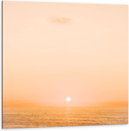WallClassics - Dibond - Mistige Zonsondergang boven Zee - 100x100 cm Foto op Aluminium (Wanddecoratie van metaal)